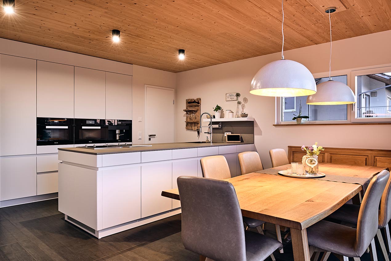 Küche mit Esstisch aus Massivholz